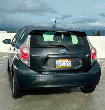 Toyota Prius c Vehicle Full-screen Gallery Image 03