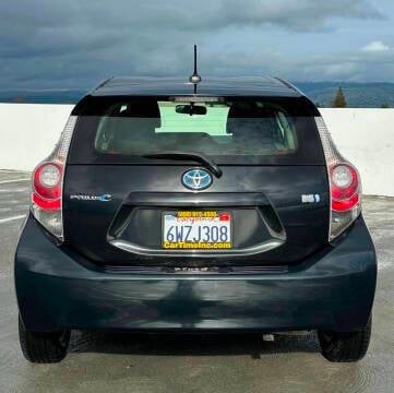 Toyota Prius c Vehicle Full-screen Gallery Image 04