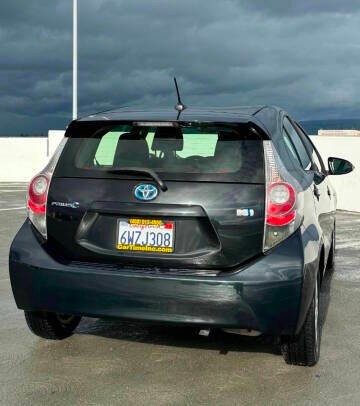 Toyota Prius c Vehicle Full-screen Gallery Image 05