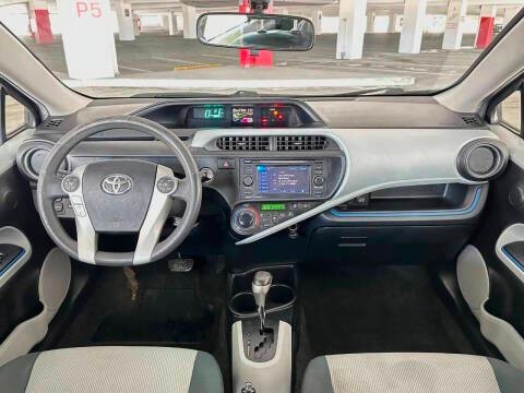 Toyota Prius c Vehicle Full-screen Gallery Image 07