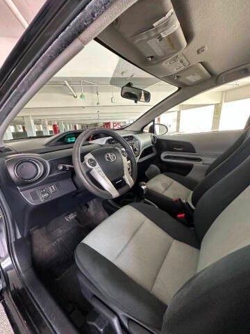 Toyota Prius c Vehicle Full-screen Gallery Image 08