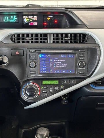 Toyota Prius c Vehicle Full-screen Gallery Image 12