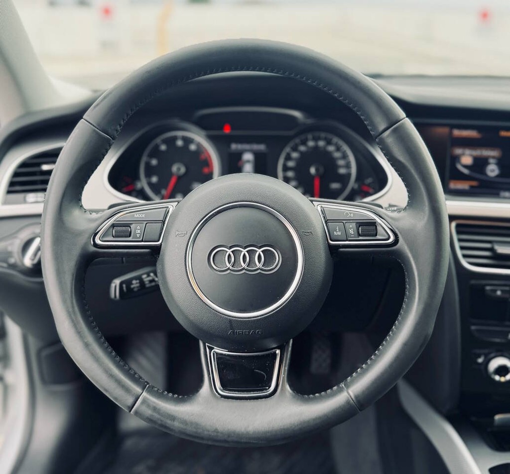 Audi A4 Vehicle Full-screen Gallery Image 15
