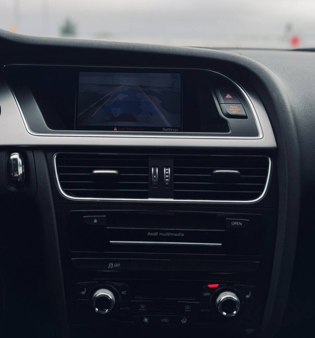 Audi A4 Vehicle Full-screen Gallery Image 19