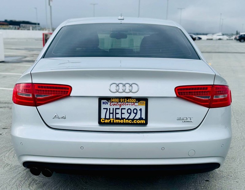 Audi A4 Vehicle Full-screen Gallery Image 12