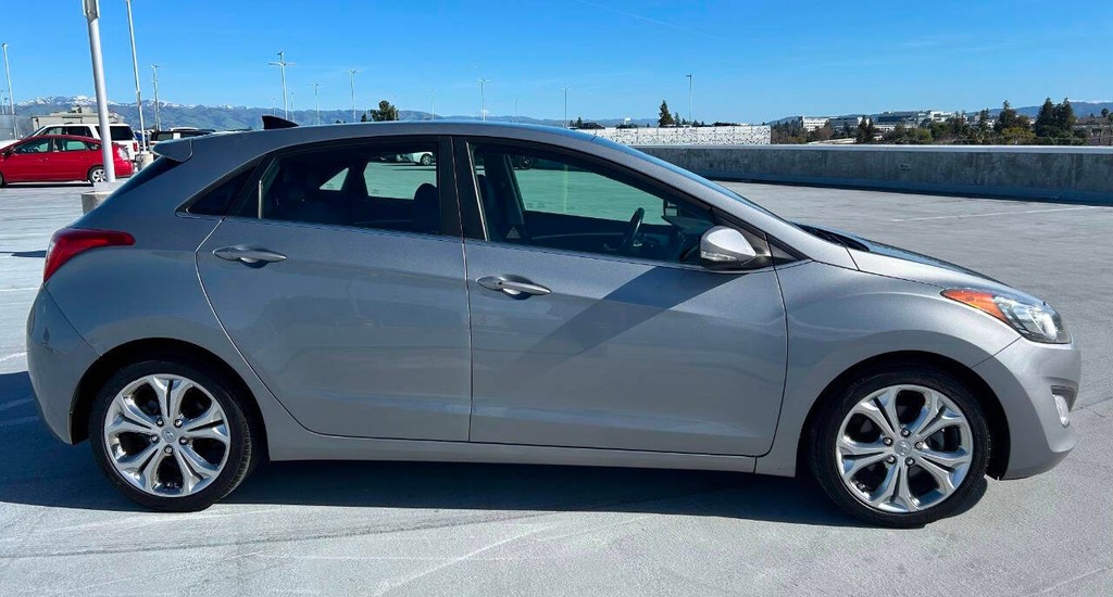 Hyundai Elantra GT Vehicle Full-screen Gallery Image 08