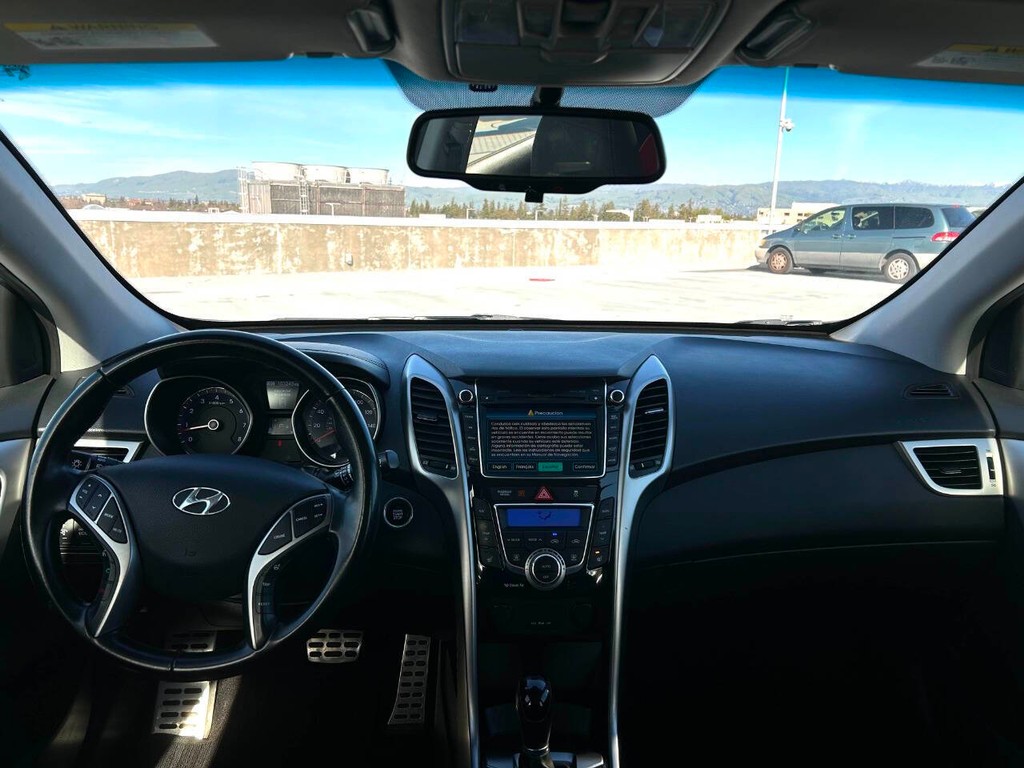 Hyundai Elantra GT Vehicle Full-screen Gallery Image 09