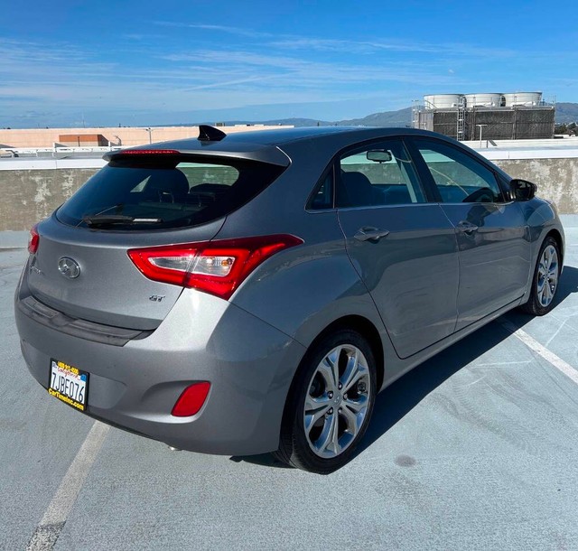 Hyundai Elantra GT Vehicle Full-screen Gallery Image 04