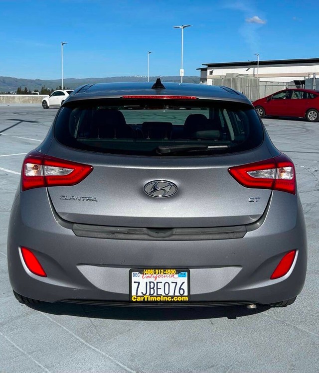 Hyundai Elantra GT Vehicle Full-screen Gallery Image 05