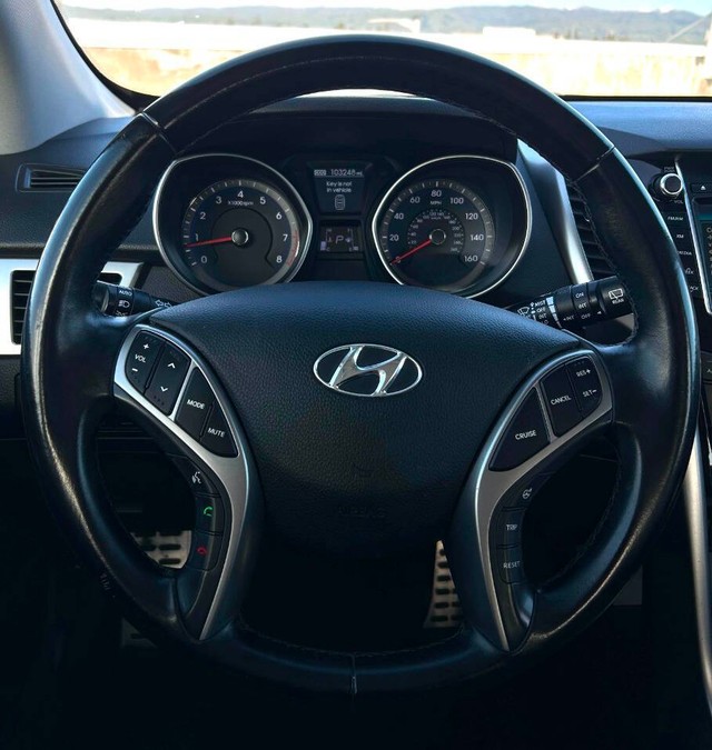Hyundai Elantra GT Vehicle Full-screen Gallery Image 10