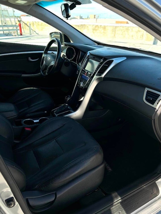 Hyundai Elantra GT Vehicle Full-screen Gallery Image 13