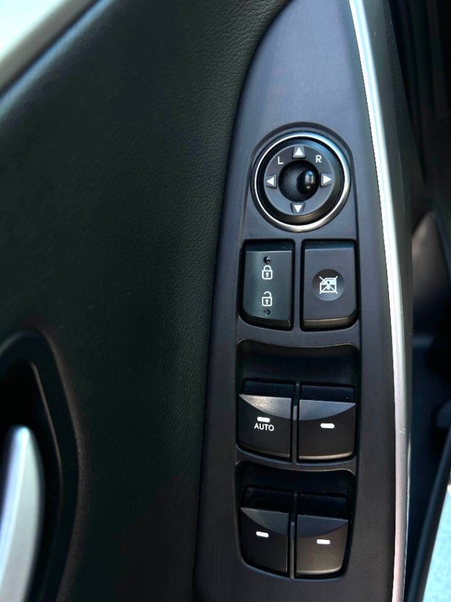 Hyundai Elantra GT Vehicle Full-screen Gallery Image 15