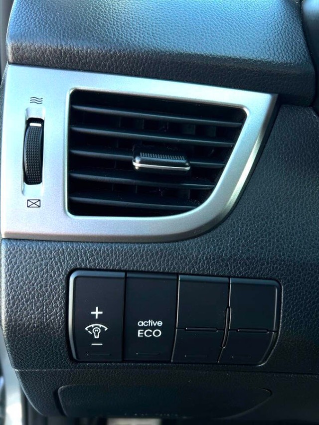 Hyundai Elantra GT Vehicle Full-screen Gallery Image 18