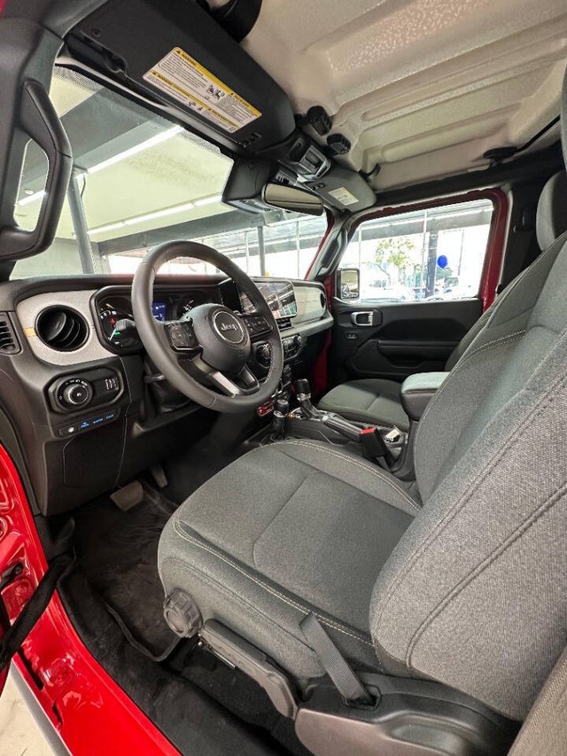 Jeep Wrangler 4xe Vehicle Full-screen Gallery Image 11