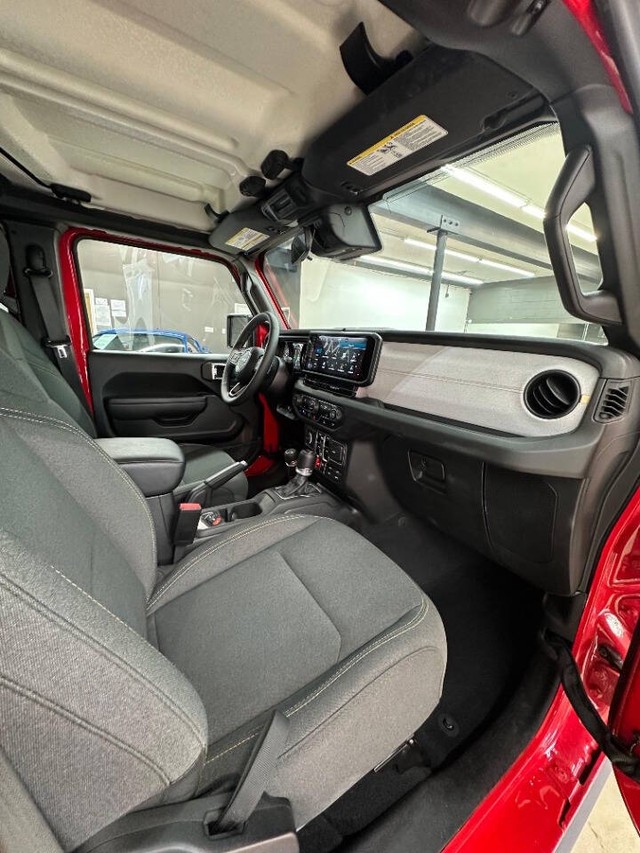 Jeep Wrangler 4xe Vehicle Full-screen Gallery Image 13