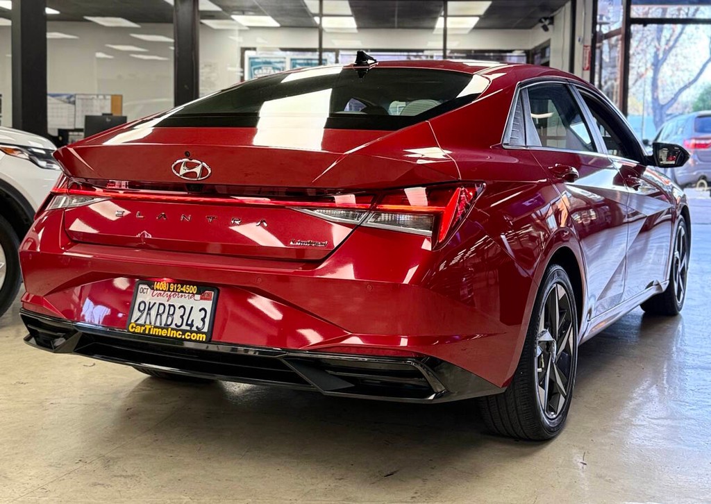 Hyundai Elantra Vehicle Full-screen Gallery Image 04