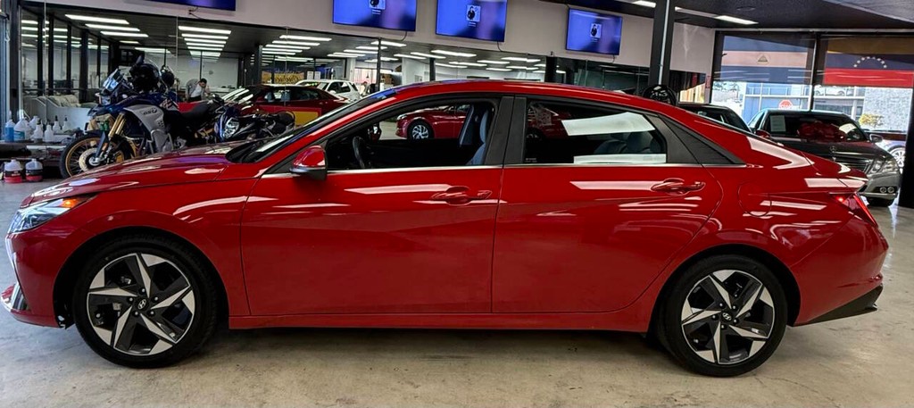 Hyundai Elantra Vehicle Full-screen Gallery Image 05