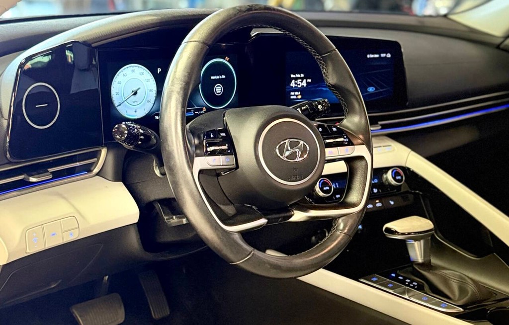 Hyundai Elantra Vehicle Full-screen Gallery Image 07