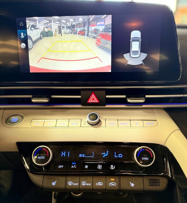 Hyundai Elantra Vehicle Full-screen Gallery Image 09