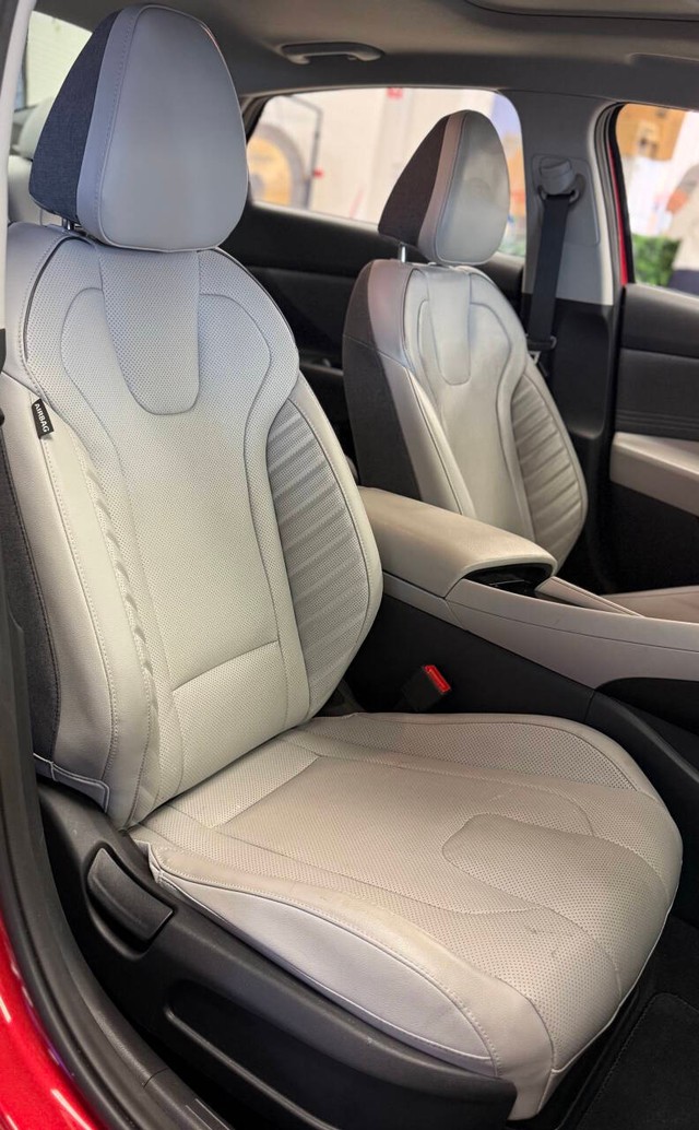 Hyundai Elantra Vehicle Full-screen Gallery Image 12