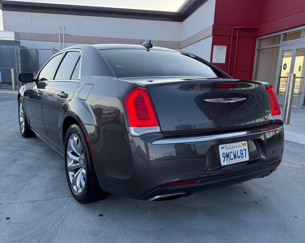 Chrysler 300 Vehicle Full-screen Gallery Image 03