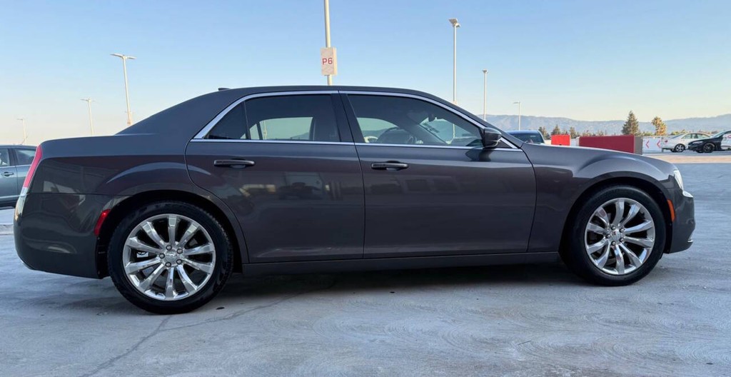 Chrysler 300 Vehicle Full-screen Gallery Image 04