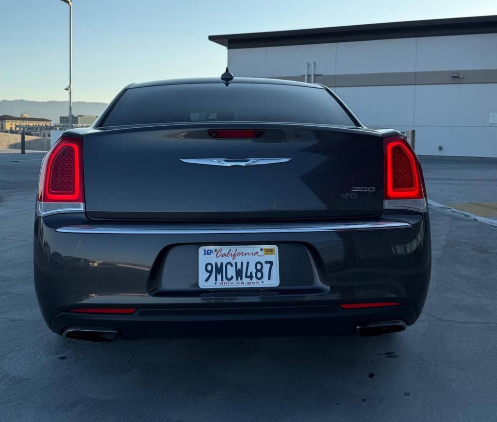 Chrysler 300 Vehicle Full-screen Gallery Image 05