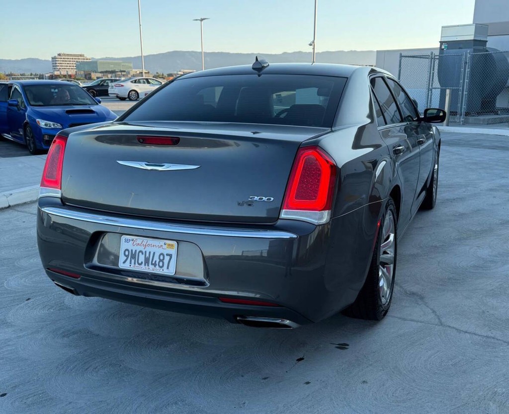 Chrysler 300 Vehicle Full-screen Gallery Image 06