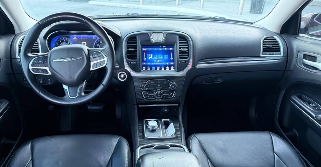 Chrysler 300 Vehicle Full-screen Gallery Image 08