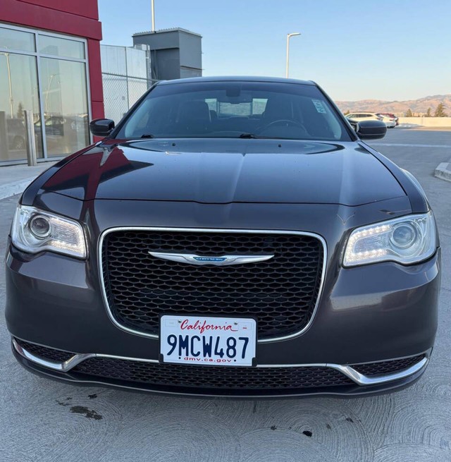 Chrysler 300 Vehicle Full-screen Gallery Image 02