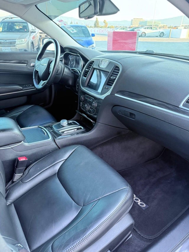 Chrysler 300 Vehicle Full-screen Gallery Image 07