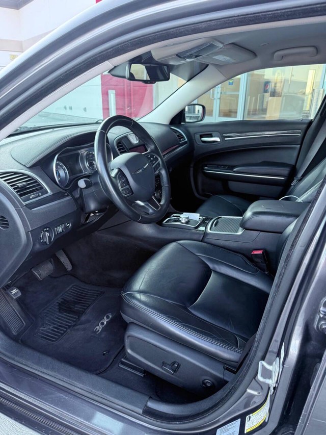 Chrysler 300 Vehicle Full-screen Gallery Image 09