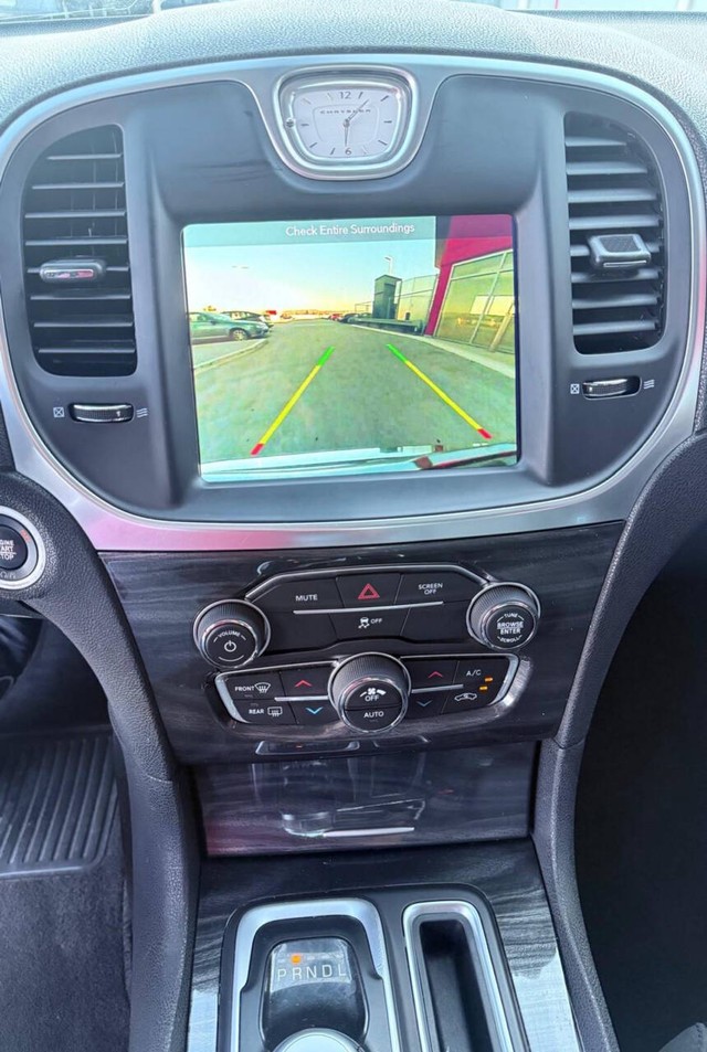 Chrysler 300 Vehicle Full-screen Gallery Image 10