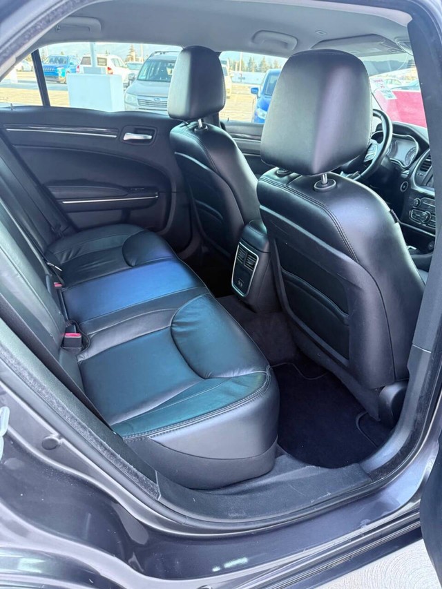 Chrysler 300 Vehicle Full-screen Gallery Image 11