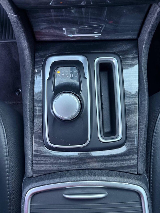 Chrysler 300 Vehicle Full-screen Gallery Image 12