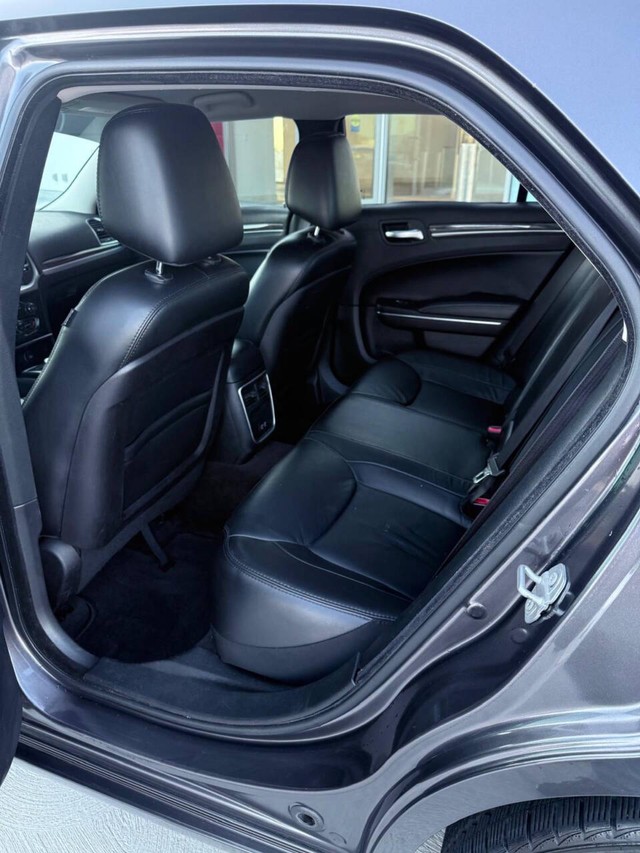 Chrysler 300 Vehicle Full-screen Gallery Image 13