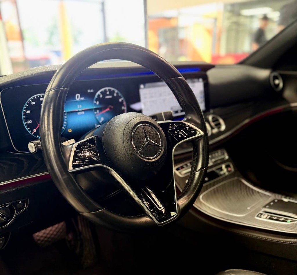 Mercedes-Benz E-Class Vehicle Full-screen Gallery Image 07