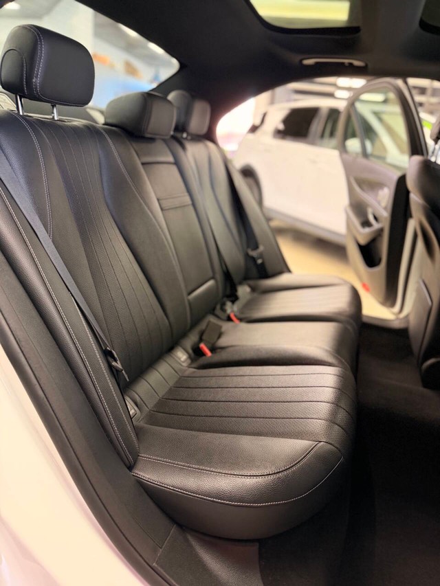 Mercedes-Benz E-Class Vehicle Full-screen Gallery Image 10