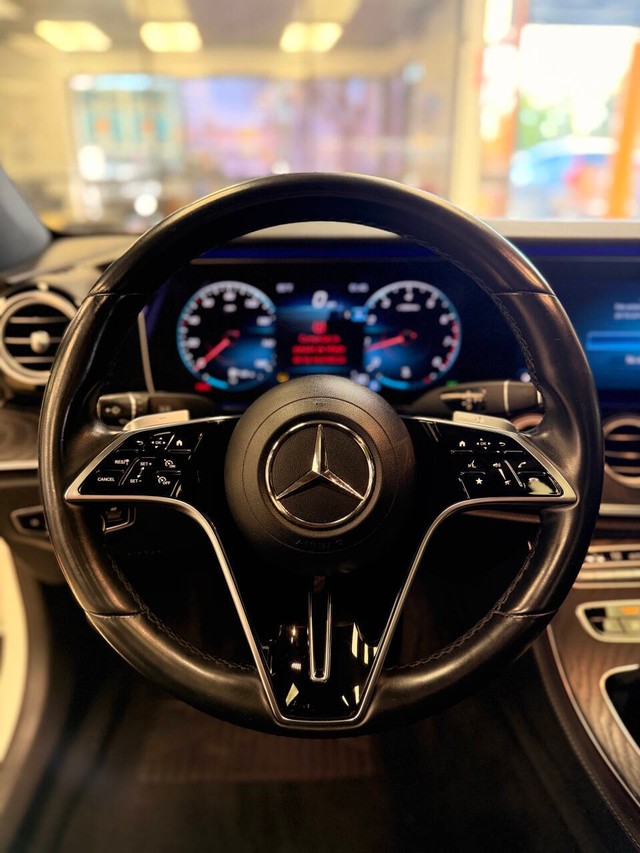 Mercedes-Benz E-Class Vehicle Full-screen Gallery Image 12