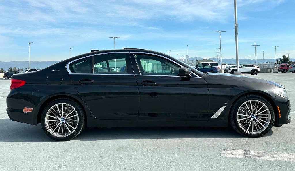 BMW 5 Series Vehicle Full-screen Gallery Image 08