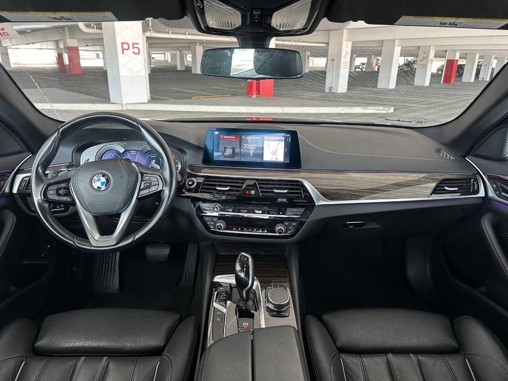 BMW 5 Series Vehicle Full-screen Gallery Image 09