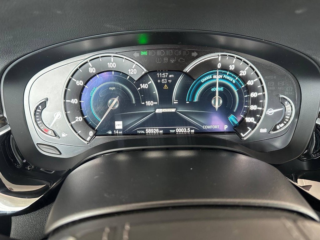 BMW 5 Series Vehicle Full-screen Gallery Image 12