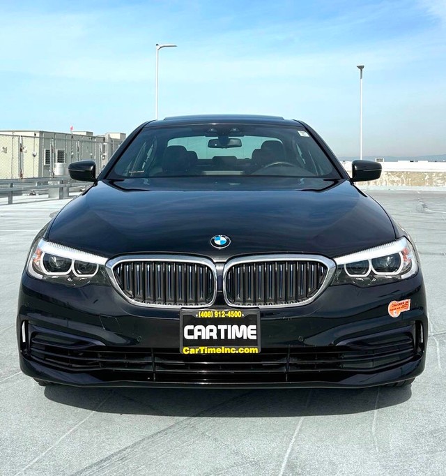 BMW 5 Series Vehicle Full-screen Gallery Image 02