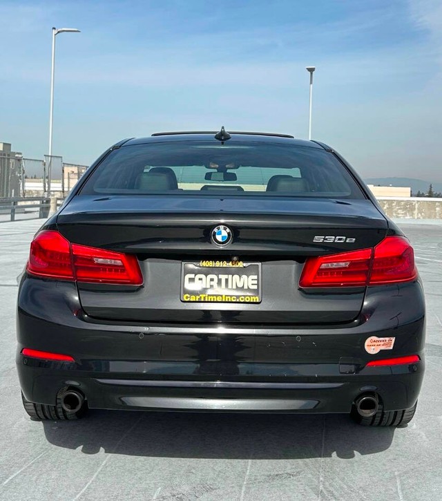 BMW 5 Series Vehicle Full-screen Gallery Image 06