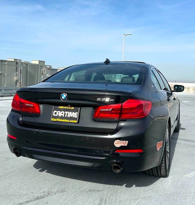 BMW 5 Series Vehicle Full-screen Gallery Image 07