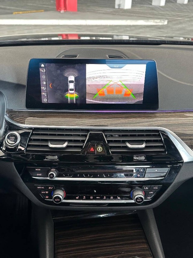 BMW 5 Series Vehicle Full-screen Gallery Image 08