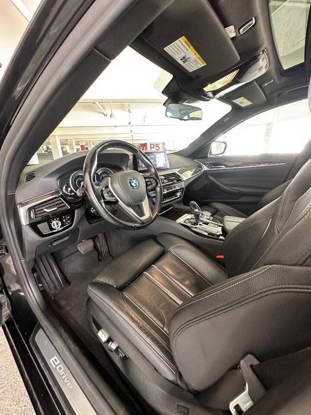 BMW 5 Series Vehicle Full-screen Gallery Image 11