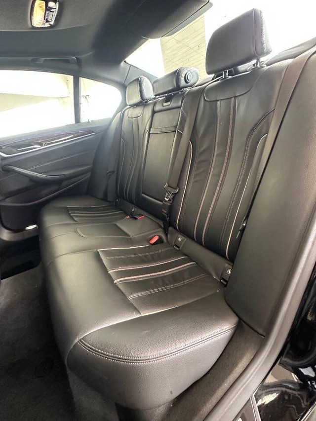 BMW 5 Series Vehicle Full-screen Gallery Image 12