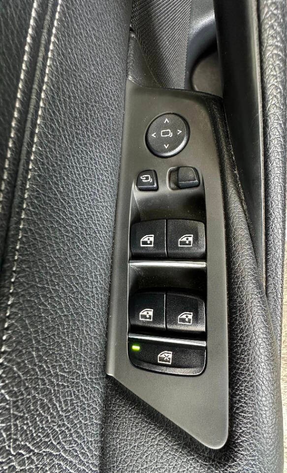 BMW 5 Series Vehicle Full-screen Gallery Image 16