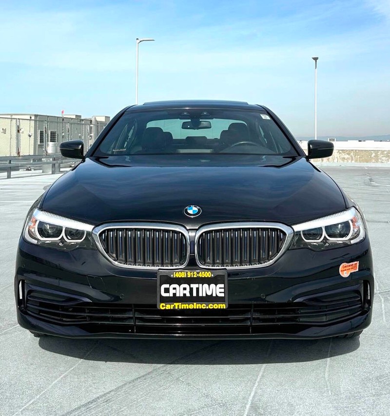 BMW 5 Series Vehicle Full-screen Gallery Image 02